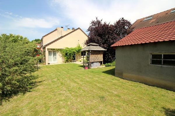 Maison familiale avec dépendances dans un cadre verdoyant ! €656 000 ** - Référence 26-3892