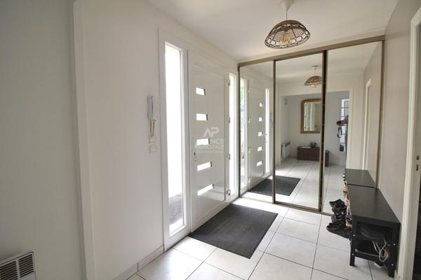 Maison familiale avec dépendances dans un cadre verdoyant ! €656 000 ** - Référence 26-3892