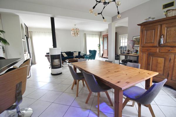Maison familiale avec dépendances dans un cadre verdoyant ! €656 000 ** - Référence 26-3892