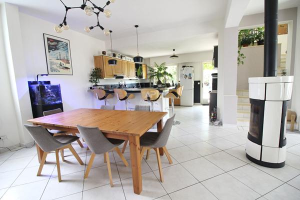 Maison familiale avec dépendances dans un cadre verdoyant ! €656 000 ** - Référence 26-3892
