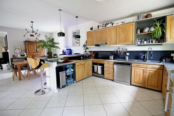 Maison familiale avec dépendances dans un cadre verdoyant ! €656 000 ** - Référence 26-3892