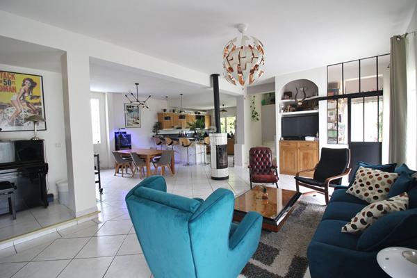 Maison familiale avec dépendances dans un cadre verdoyant ! €656 000 ** - Référence 26-3892