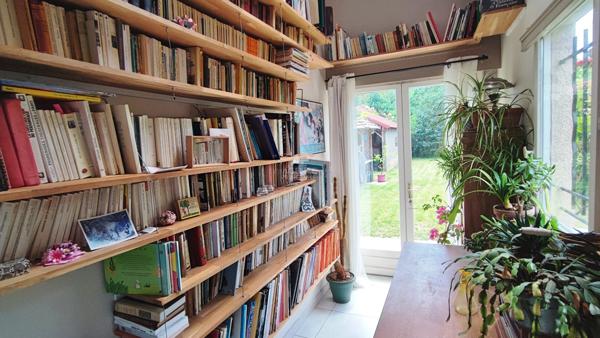 Maison familiale avec dépendances dans un cadre verdoyant ! €656 000 ** - Référence 26-3892