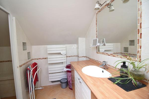 Maison familiale avec dépendances dans un cadre verdoyant ! €656 000 ** - Référence 26-3892