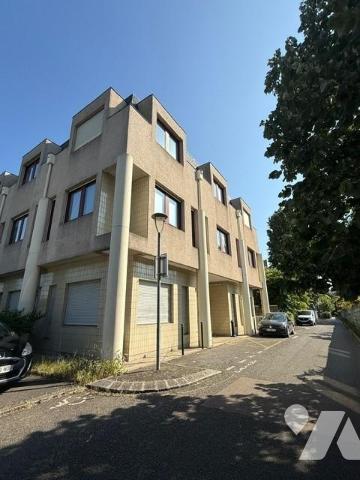 ILE DE NANTES BUREAUX EN PLEINE PROPRIETE AVEC PARKINGS