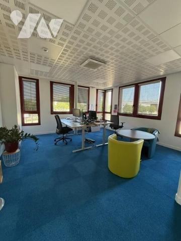 ILE DE NANTES BUREAUX EN PLEINE PROPRIETE AVEC PARKINGS