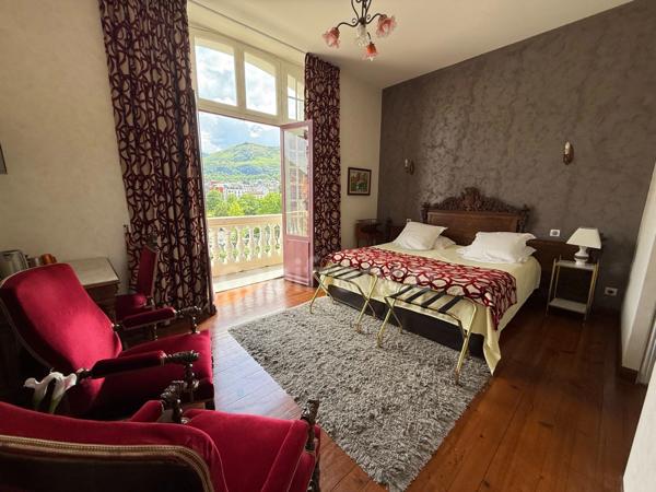 DEMEURE DE PRESTIGE FACE AUX SANCTUAIRES DE LOURDES
