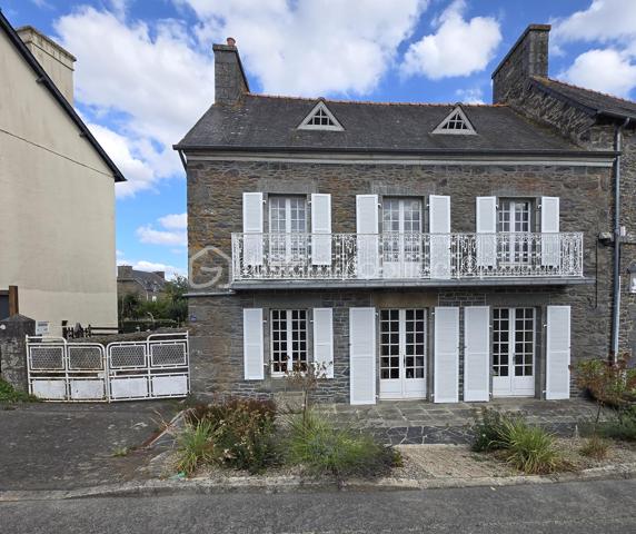 Au cœur du bourg, cette maison en pierre mitoyenne d’un côté offre une belle surface habitable, de nombreux espaces et un potentiel intéressant pour qui souhaite lui redonner une nouvelle vie.
Le rez-de-chaussée s’organise autour d’une entrée desservant une cuisine, une salle à manger, un salon, ainsi qu’une chambre avec point d’eau. Un dégagement mène également à un WC indépendant avec lavabo.
À l’étage, le palier dessert quatre chambres, une salle de bains, une salle d’eau et un second WC indépendant. Au-dessus, un grenier d’environ 35 m² vient compléter l’ensemble et offre une possibilité supplémentaire d’aménagement.
La maison a conservé son intérieur d’origine et nécessite aujourd’hui une rénovation et une remise au goût du jour, notamment pour la cuisine, les pièces d’eau, l’électricité et l’isolation. Le chauffage central au fioul est actuellement fonctionnel et l’installation dessert l’ensemble de la maison. 
À l’extérieur, les dépendances apportent un véritable atout avec une grange d’environ 65 m², une cave de 11,35 m², ainsi qu’un garage d’environ 30 m². Un cabanon, une terrasse et un jardin complètent la propriété, le tout sur un terrain d’environ 796 m².
Une maison qui offre avant tout une belle base et un véritable potentiel de transformation : les volumes sont là, les dépendances aussi, et les futurs propriétaires pourront progressivement la réinventer pour créer un intérieur à leur image.
Un bien à découvrir pour celles et ceux qui recherchent le charme de la pierre, de l’espace et un projet de rénovation à personnaliser.