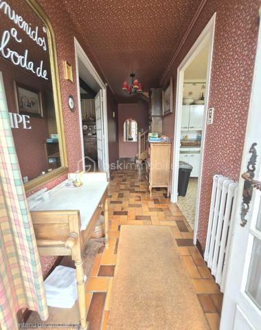 Au cœur du bourg, cette maison en pierre mitoyenne d’un côté offre une belle surface habitable, de nombreux espaces et un potentiel intéressant pour qui souhaite lui redonner une nouvelle vie.
Le rez-de-chaussée s’organise autour d’une entrée desservant une cuisine, une salle à manger, un salon, ainsi qu’une chambre avec point d’eau. Un dégagement mène également à un WC indépendant avec lavabo.
À l’étage, le palier dessert quatre chambres, une salle de bains, une salle d’eau et un second WC indépendant. Au-dessus, un grenier d’environ 35 m² vient compléter l’ensemble et offre une possibilité supplémentaire d’aménagement.
La maison a conservé son intérieur d’origine et nécessite aujourd’hui une rénovation et une remise au goût du jour, notamment pour la cuisine, les pièces d’eau, l’électricité et l’isolation. Le chauffage central au fioul est actuellement fonctionnel et l’installation dessert l’ensemble de la maison. 
À l’extérieur, les dépendances apportent un véritable atout avec une grange d’environ 65 m², une cave de 11,35 m², ainsi qu’un garage d’environ 30 m². Un cabanon, une terrasse et un jardin complètent la propriété, le tout sur un terrain d’environ 796 m².
Une maison qui offre avant tout une belle base et un véritable potentiel de transformation : les volumes sont là, les dépendances aussi, et les futurs propriétaires pourront progressivement la réinventer pour créer un intérieur à leur image.
Un bien à découvrir pour celles et ceux qui recherchent le charme de la pierre, de l’espace et un projet de rénovation à personnaliser.