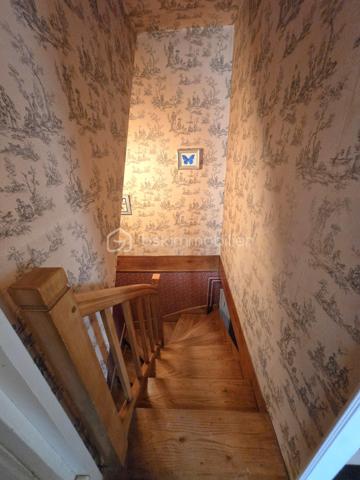 Au cœur du bourg, cette maison en pierre mitoyenne d’un côté offre une belle surface habitable, de nombreux espaces et un potentiel intéressant pour qui souhaite lui redonner une nouvelle vie.
Le rez-de-chaussée s’organise autour d’une entrée desservant une cuisine, une salle à manger, un salon, ainsi qu’une chambre avec point d’eau. Un dégagement mène également à un WC indépendant avec lavabo.
À l’étage, le palier dessert quatre chambres, une salle de bains, une salle d’eau et un second WC indépendant. Au-dessus, un grenier d’environ 35 m² vient compléter l’ensemble et offre une possibilité supplémentaire d’aménagement.
La maison a conservé son intérieur d’origine et nécessite aujourd’hui une rénovation et une remise au goût du jour, notamment pour la cuisine, les pièces d’eau, l’électricité et l’isolation. Le chauffage central au fioul est actuellement fonctionnel et l’installation dessert l’ensemble de la maison. 
À l’extérieur, les dépendances apportent un véritable atout avec une grange d’environ 65 m², une cave de 11,35 m², ainsi qu’un garage d’environ 30 m². Un cabanon, une terrasse et un jardin complètent la propriété, le tout sur un terrain d’environ 796 m².
Une maison qui offre avant tout une belle base et un véritable potentiel de transformation : les volumes sont là, les dépendances aussi, et les futurs propriétaires pourront progressivement la réinventer pour créer un intérieur à leur image.
Un bien à découvrir pour celles et ceux qui recherchent le charme de la pierre, de l’espace et un projet de rénovation à personnaliser.