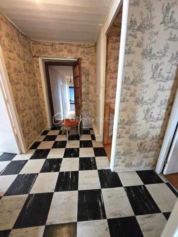 Au cœur du bourg, cette maison en pierre mitoyenne d’un côté offre une belle surface habitable, de nombreux espaces et un potentiel intéressant pour qui souhaite lui redonner une nouvelle vie.
Le rez-de-chaussée s’organise autour d’une entrée desservant une cuisine, une salle à manger, un salon, ainsi qu’une chambre avec point d’eau. Un dégagement mène également à un WC indépendant avec lavabo.
À l’étage, le palier dessert quatre chambres, une salle de bains, une salle d’eau et un second WC indépendant. Au-dessus, un grenier d’environ 35 m² vient compléter l’ensemble et offre une possibilité supplémentaire d’aménagement.
La maison a conservé son intérieur d’origine et nécessite aujourd’hui une rénovation et une remise au goût du jour, notamment pour la cuisine, les pièces d’eau, l’électricité et l’isolation. Le chauffage central au fioul est actuellement fonctionnel et l’installation dessert l’ensemble de la maison. 
À l’extérieur, les dépendances apportent un véritable atout avec une grange d’environ 65 m², une cave de 11,35 m², ainsi qu’un garage d’environ 30 m². Un cabanon, une terrasse et un jardin complètent la propriété, le tout sur un terrain d’environ 796 m².
Une maison qui offre avant tout une belle base et un véritable potentiel de transformation : les volumes sont là, les dépendances aussi, et les futurs propriétaires pourront progressivement la réinventer pour créer un intérieur à leur image.
Un bien à découvrir pour celles et ceux qui recherchent le charme de la pierre, de l’espace et un projet de rénovation à personnaliser.