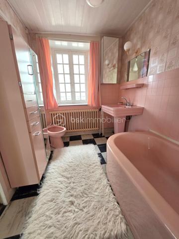 Au cœur du bourg, cette maison en pierre mitoyenne d’un côté offre une belle surface habitable, de nombreux espaces et un potentiel intéressant pour qui souhaite lui redonner une nouvelle vie.
Le rez-de-chaussée s’organise autour d’une entrée desservant une cuisine, une salle à manger, un salon, ainsi qu’une chambre avec point d’eau. Un dégagement mène également à un WC indépendant avec lavabo.
À l’étage, le palier dessert quatre chambres, une salle de bains, une salle d’eau et un second WC indépendant. Au-dessus, un grenier d’environ 35 m² vient compléter l’ensemble et offre une possibilité supplémentaire d’aménagement.
La maison a conservé son intérieur d’origine et nécessite aujourd’hui une rénovation et une remise au goût du jour, notamment pour la cuisine, les pièces d’eau, l’électricité et l’isolation. Le chauffage central au fioul est actuellement fonctionnel et l’installation dessert l’ensemble de la maison. 
À l’extérieur, les dépendances apportent un véritable atout avec une grange d’environ 65 m², une cave de 11,35 m², ainsi qu’un garage d’environ 30 m². Un cabanon, une terrasse et un jardin complètent la propriété, le tout sur un terrain d’environ 796 m².
Une maison qui offre avant tout une belle base et un véritable potentiel de transformation : les volumes sont là, les dépendances aussi, et les futurs propriétaires pourront progressivement la réinventer pour créer un intérieur à leur image.
Un bien à découvrir pour celles et ceux qui recherchent le charme de la pierre, de l’espace et un projet de rénovation à personnaliser.