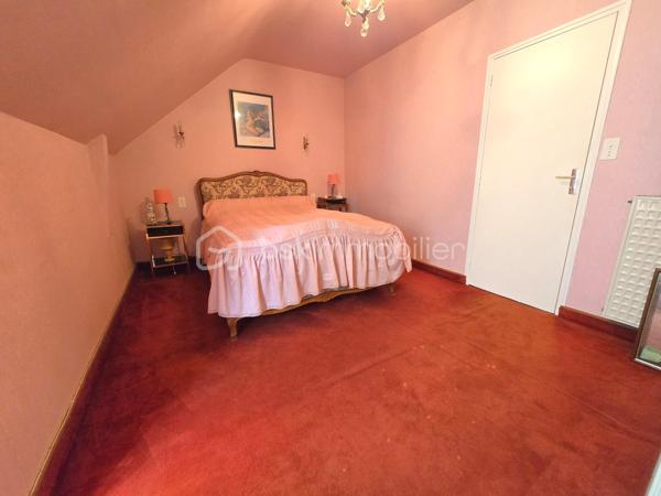 Au cœur du bourg, cette maison en pierre mitoyenne d’un côté offre une belle surface habitable, de nombreux espaces et un potentiel intéressant pour qui souhaite lui redonner une nouvelle vie.
Le rez-de-chaussée s’organise autour d’une entrée desservant une cuisine, une salle à manger, un salon, ainsi qu’une chambre avec point d’eau. Un dégagement mène également à un WC indépendant avec lavabo.
À l’étage, le palier dessert quatre chambres, une salle de bains, une salle d’eau et un second WC indépendant. Au-dessus, un grenier d’environ 35 m² vient compléter l’ensemble et offre une possibilité supplémentaire d’aménagement.
La maison a conservé son intérieur d’origine et nécessite aujourd’hui une rénovation et une remise au goût du jour, notamment pour la cuisine, les pièces d’eau, l’électricité et l’isolation. Le chauffage central au fioul est actuellement fonctionnel et l’installation dessert l’ensemble de la maison. 
À l’extérieur, les dépendances apportent un véritable atout avec une grange d’environ 65 m², une cave de 11,35 m², ainsi qu’un garage d’environ 30 m². Un cabanon, une terrasse et un jardin complètent la propriété, le tout sur un terrain d’environ 796 m².
Une maison qui offre avant tout une belle base et un véritable potentiel de transformation : les volumes sont là, les dépendances aussi, et les futurs propriétaires pourront progressivement la réinventer pour créer un intérieur à leur image.
Un bien à découvrir pour celles et ceux qui recherchent le charme de la pierre, de l’espace et un projet de rénovation à personnaliser.