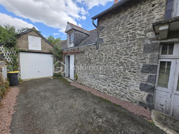 Au cœur du bourg, cette maison en pierre mitoyenne d’un côté offre une belle surface habitable, de nombreux espaces et un potentiel intéressant pour qui souhaite lui redonner une nouvelle vie.
Le rez-de-chaussée s’organise autour d’une entrée desservant une cuisine, une salle à manger, un salon, ainsi qu’une chambre avec point d’eau. Un dégagement mène également à un WC indépendant avec lavabo.
À l’étage, le palier dessert quatre chambres, une salle de bains, une salle d’eau et un second WC indépendant. Au-dessus, un grenier d’environ 35 m² vient compléter l’ensemble et offre une possibilité supplémentaire d’aménagement.
La maison a conservé son intérieur d’origine et nécessite aujourd’hui une rénovation et une remise au goût du jour, notamment pour la cuisine, les pièces d’eau, l’électricité et l’isolation. Le chauffage central au fioul est actuellement fonctionnel et l’installation dessert l’ensemble de la maison. 
À l’extérieur, les dépendances apportent un véritable atout avec une grange d’environ 65 m², une cave de 11,35 m², ainsi qu’un garage d’environ 30 m². Un cabanon, une terrasse et un jardin complètent la propriété, le tout sur un terrain d’environ 796 m².
Une maison qui offre avant tout une belle base et un véritable potentiel de transformation : les volumes sont là, les dépendances aussi, et les futurs propriétaires pourront progressivement la réinventer pour créer un intérieur à leur image.
Un bien à découvrir pour celles et ceux qui recherchent le charme de la pierre, de l’espace et un projet de rénovation à personnaliser.