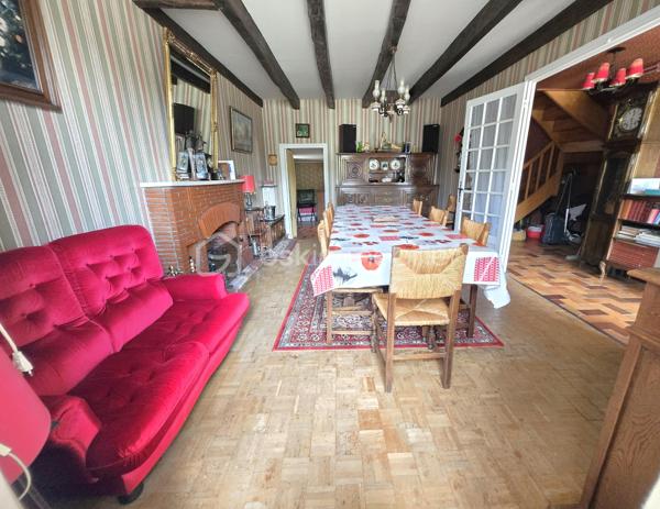 Au cœur du bourg, cette maison en pierre mitoyenne d’un côté offre une belle surface habitable, de nombreux espaces et un potentiel intéressant pour qui souhaite lui redonner une nouvelle vie.
Le rez-de-chaussée s’organise autour d’une entrée desservant une cuisine, une salle à manger, un salon, ainsi qu’une chambre avec point d’eau. Un dégagement mène également à un WC indépendant avec lavabo.
À l’étage, le palier dessert quatre chambres, une salle de bains, une salle d’eau et un second WC indépendant. Au-dessus, un grenier d’environ 35 m² vient compléter l’ensemble et offre une possibilité supplémentaire d’aménagement.
La maison a conservé son intérieur d’origine et nécessite aujourd’hui une rénovation et une remise au goût du jour, notamment pour la cuisine, les pièces d’eau, l’électricité et l’isolation. Le chauffage central au fioul est actuellement fonctionnel et l’installation dessert l’ensemble de la maison. 
À l’extérieur, les dépendances apportent un véritable atout avec une grange d’environ 65 m², une cave de 11,35 m², ainsi qu’un garage d’environ 30 m². Un cabanon, une terrasse et un jardin complètent la propriété, le tout sur un terrain d’environ 796 m².
Une maison qui offre avant tout une belle base et un véritable potentiel de transformation : les volumes sont là, les dépendances aussi, et les futurs propriétaires pourront progressivement la réinventer pour créer un intérieur à leur image.
Un bien à découvrir pour celles et ceux qui recherchent le charme de la pierre, de l’espace et un projet de rénovation à personnaliser.