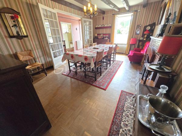 Au cœur du bourg, cette maison en pierre mitoyenne d’un côté offre une belle surface habitable, de nombreux espaces et un potentiel intéressant pour qui souhaite lui redonner une nouvelle vie.
Le rez-de-chaussée s’organise autour d’une entrée desservant une cuisine, une salle à manger, un salon, ainsi qu’une chambre avec point d’eau. Un dégagement mène également à un WC indépendant avec lavabo.
À l’étage, le palier dessert quatre chambres, une salle de bains, une salle d’eau et un second WC indépendant. Au-dessus, un grenier d’environ 35 m² vient compléter l’ensemble et offre une possibilité supplémentaire d’aménagement.
La maison a conservé son intérieur d’origine et nécessite aujourd’hui une rénovation et une remise au goût du jour, notamment pour la cuisine, les pièces d’eau, l’électricité et l’isolation. Le chauffage central au fioul est actuellement fonctionnel et l’installation dessert l’ensemble de la maison. 
À l’extérieur, les dépendances apportent un véritable atout avec une grange d’environ 65 m², une cave de 11,35 m², ainsi qu’un garage d’environ 30 m². Un cabanon, une terrasse et un jardin complètent la propriété, le tout sur un terrain d’environ 796 m².
Une maison qui offre avant tout une belle base et un véritable potentiel de transformation : les volumes sont là, les dépendances aussi, et les futurs propriétaires pourront progressivement la réinventer pour créer un intérieur à leur image.
Un bien à découvrir pour celles et ceux qui recherchent le charme de la pierre, de l’espace et un projet de rénovation à personnaliser.