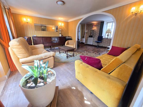 Au cœur du bourg, cette maison en pierre mitoyenne d’un côté offre une belle surface habitable, de nombreux espaces et un potentiel intéressant pour qui souhaite lui redonner une nouvelle vie.
Le rez-de-chaussée s’organise autour d’une entrée desservant une cuisine, une salle à manger, un salon, ainsi qu’une chambre avec point d’eau. Un dégagement mène également à un WC indépendant avec lavabo.
À l’étage, le palier dessert quatre chambres, une salle de bains, une salle d’eau et un second WC indépendant. Au-dessus, un grenier d’environ 35 m² vient compléter l’ensemble et offre une possibilité supplémentaire d’aménagement.
La maison a conservé son intérieur d’origine et nécessite aujourd’hui une rénovation et une remise au goût du jour, notamment pour la cuisine, les pièces d’eau, l’électricité et l’isolation. Le chauffage central au fioul est actuellement fonctionnel et l’installation dessert l’ensemble de la maison. 
À l’extérieur, les dépendances apportent un véritable atout avec une grange d’environ 65 m², une cave de 11,35 m², ainsi qu’un garage d’environ 30 m². Un cabanon, une terrasse et un jardin complètent la propriété, le tout sur un terrain d’environ 796 m².
Une maison qui offre avant tout une belle base et un véritable potentiel de transformation : les volumes sont là, les dépendances aussi, et les futurs propriétaires pourront progressivement la réinventer pour créer un intérieur à leur image.
Un bien à découvrir pour celles et ceux qui recherchent le charme de la pierre, de l’espace et un projet de rénovation à personnaliser.