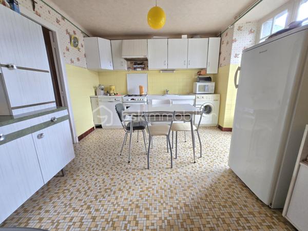 Au cœur du bourg, cette maison en pierre mitoyenne d’un côté offre une belle surface habitable, de nombreux espaces et un potentiel intéressant pour qui souhaite lui redonner une nouvelle vie.
Le rez-de-chaussée s’organise autour d’une entrée desservant une cuisine, une salle à manger, un salon, ainsi qu’une chambre avec point d’eau. Un dégagement mène également à un WC indépendant avec lavabo.
À l’étage, le palier dessert quatre chambres, une salle de bains, une salle d’eau et un second WC indépendant. Au-dessus, un grenier d’environ 35 m² vient compléter l’ensemble et offre une possibilité supplémentaire d’aménagement.
La maison a conservé son intérieur d’origine et nécessite aujourd’hui une rénovation et une remise au goût du jour, notamment pour la cuisine, les pièces d’eau, l’électricité et l’isolation. Le chauffage central au fioul est actuellement fonctionnel et l’installation dessert l’ensemble de la maison. 
À l’extérieur, les dépendances apportent un véritable atout avec une grange d’environ 65 m², une cave de 11,35 m², ainsi qu’un garage d’environ 30 m². Un cabanon, une terrasse et un jardin complètent la propriété, le tout sur un terrain d’environ 796 m².
Une maison qui offre avant tout une belle base et un véritable potentiel de transformation : les volumes sont là, les dépendances aussi, et les futurs propriétaires pourront progressivement la réinventer pour créer un intérieur à leur image.
Un bien à découvrir pour celles et ceux qui recherchent le charme de la pierre, de l’espace et un projet de rénovation à personnaliser.