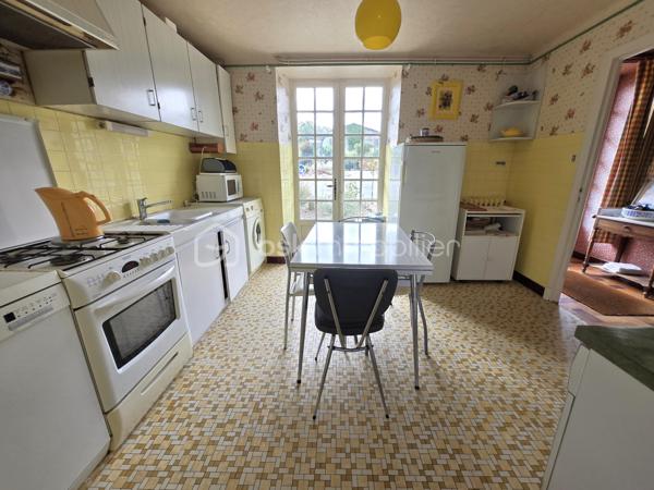 Au cœur du bourg, cette maison en pierre mitoyenne d’un côté offre une belle surface habitable, de nombreux espaces et un potentiel intéressant pour qui souhaite lui redonner une nouvelle vie.
Le rez-de-chaussée s’organise autour d’une entrée desservant une cuisine, une salle à manger, un salon, ainsi qu’une chambre avec point d’eau. Un dégagement mène également à un WC indépendant avec lavabo.
À l’étage, le palier dessert quatre chambres, une salle de bains, une salle d’eau et un second WC indépendant. Au-dessus, un grenier d’environ 35 m² vient compléter l’ensemble et offre une possibilité supplémentaire d’aménagement.
La maison a conservé son intérieur d’origine et nécessite aujourd’hui une rénovation et une remise au goût du jour, notamment pour la cuisine, les pièces d’eau, l’électricité et l’isolation. Le chauffage central au fioul est actuellement fonctionnel et l’installation dessert l’ensemble de la maison. 
À l’extérieur, les dépendances apportent un véritable atout avec une grange d’environ 65 m², une cave de 11,35 m², ainsi qu’un garage d’environ 30 m². Un cabanon, une terrasse et un jardin complètent la propriété, le tout sur un terrain d’environ 796 m².
Une maison qui offre avant tout une belle base et un véritable potentiel de transformation : les volumes sont là, les dépendances aussi, et les futurs propriétaires pourront progressivement la réinventer pour créer un intérieur à leur image.
Un bien à découvrir pour celles et ceux qui recherchent le charme de la pierre, de l’espace et un projet de rénovation à personnaliser.
