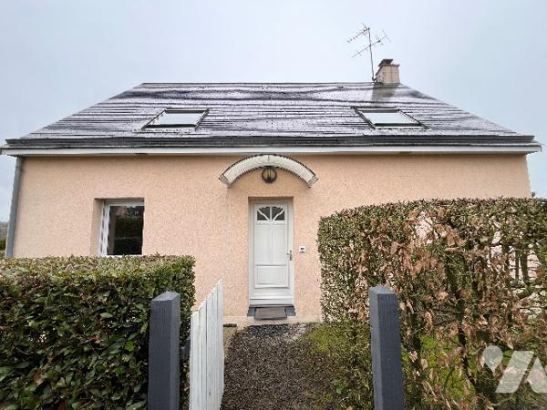 Pavillon avec au rez-de-chaussée : grande pièce de vie salle/salon + cuisine aménagée + 4 chambres