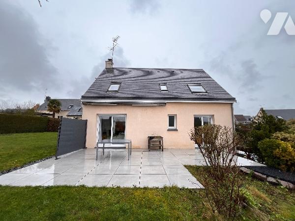 Pavillon avec au rez-de-chaussée : grande pièce de vie salle/salon + cuisine aménagée + 4 chambres