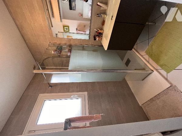 Pavillon avec au rez-de-chaussée : grande pièce de vie salle/salon + cuisine aménagée + 4 chambres