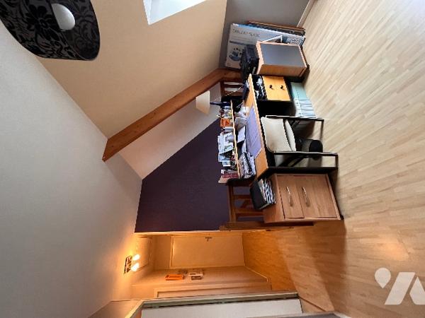 Pavillon avec au rez-de-chaussée : grande pièce de vie salle/salon + cuisine aménagée + 4 chambres