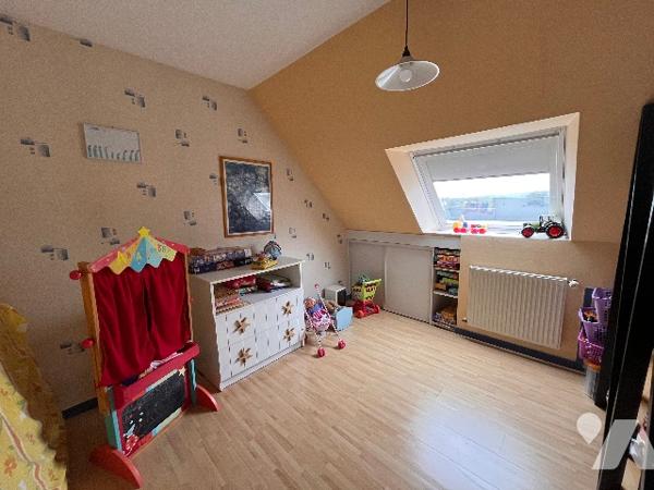 Pavillon avec au rez-de-chaussée : grande pièce de vie salle/salon + cuisine aménagée + 4 chambres