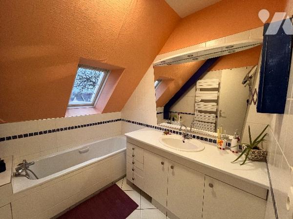 Pavillon avec au rez-de-chaussée : grande pièce de vie salle/salon + cuisine aménagée + 4 chambres