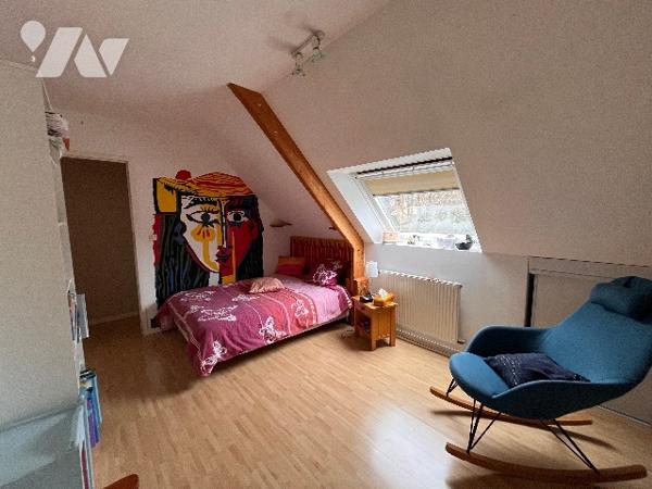 Pavillon avec au rez-de-chaussée : grande pièce de vie salle/salon + cuisine aménagée + 4 chambres