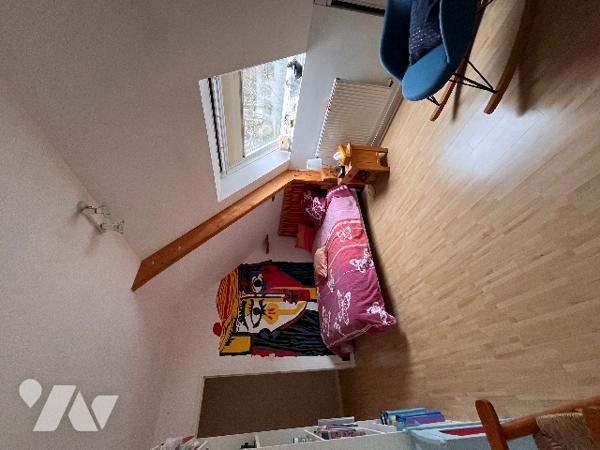 Pavillon avec au rez-de-chaussée : grande pièce de vie salle/salon + cuisine aménagée + 4 chambres