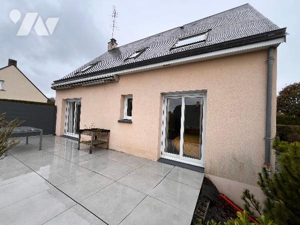 Pavillon avec au rez-de-chaussée : grande pièce de vie salle/salon + cuisine aménagée + 4 chambres