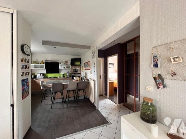 Pavillon avec au rez-de-chaussée : grande pièce de vie salle/salon + cuisine aménagée + 4 chambres