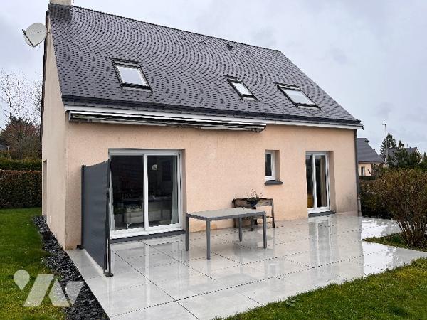 Pavillon avec au rez-de-chaussée : grande pièce de vie salle/salon + cuisine aménagée + 4 chambres