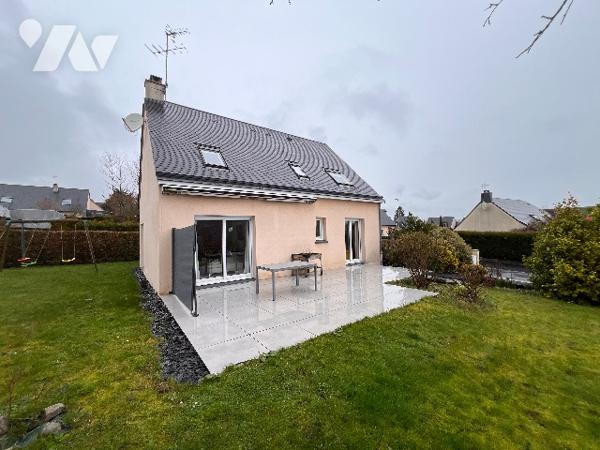 Pavillon avec au rez-de-chaussée : grande pièce de vie salle/salon + cuisine aménagée + 4 chambres