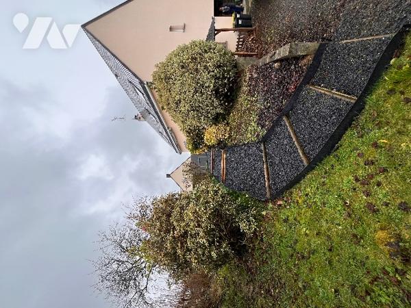 Pavillon avec au rez-de-chaussée : grande pièce de vie salle/salon + cuisine aménagée + 4 chambres