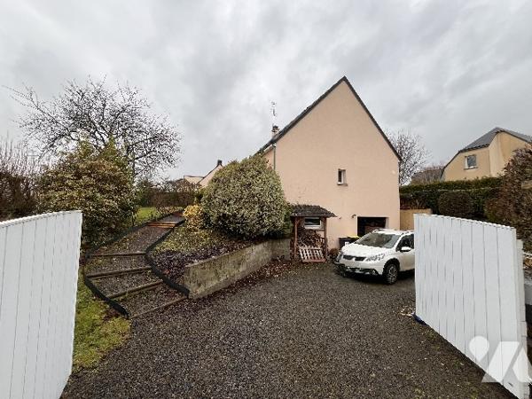 Pavillon avec au rez-de-chaussée : grande pièce de vie salle/salon + cuisine aménagée + 4 chambres