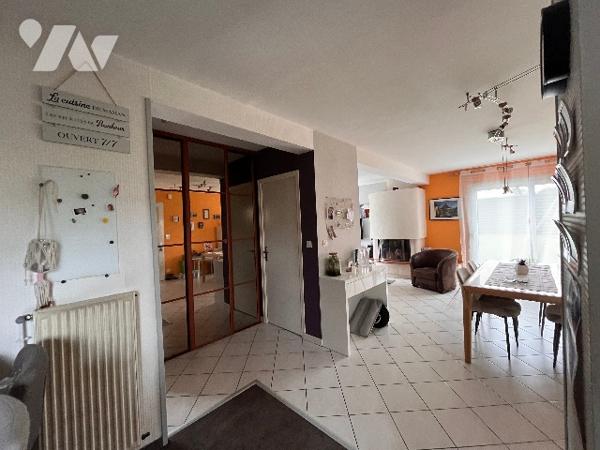 Pavillon avec au rez-de-chaussée : grande pièce de vie salle/salon + cuisine aménagée + 4 chambres