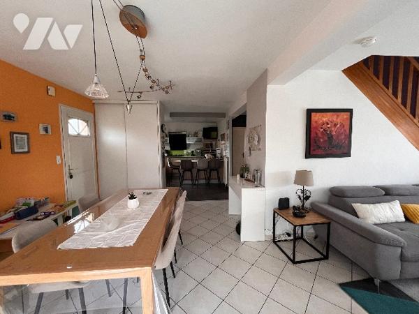 Pavillon avec au rez-de-chaussée : grande pièce de vie salle/salon + cuisine aménagée + 4 chambres