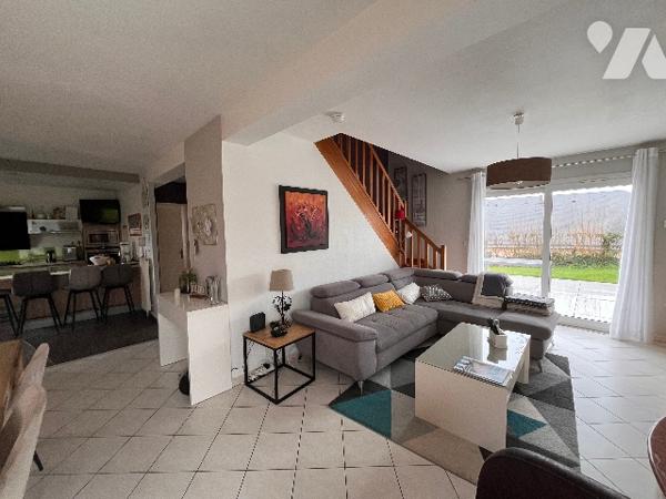 Pavillon avec au rez-de-chaussée : grande pièce de vie salle/salon + cuisine aménagée + 4 chambres