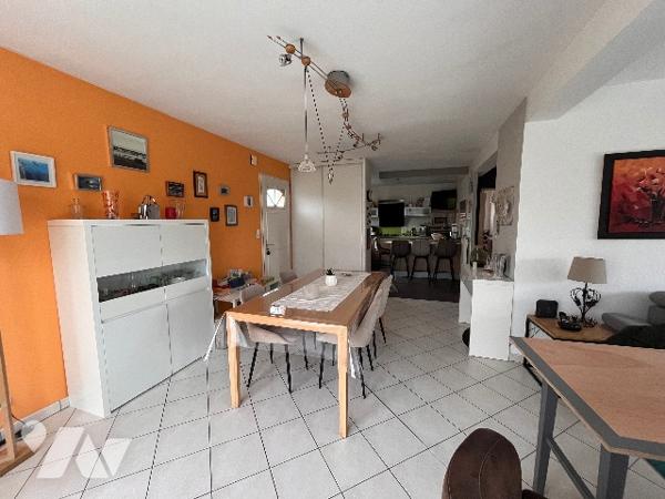 Pavillon avec au rez-de-chaussée : grande pièce de vie salle/salon + cuisine aménagée + 4 chambres