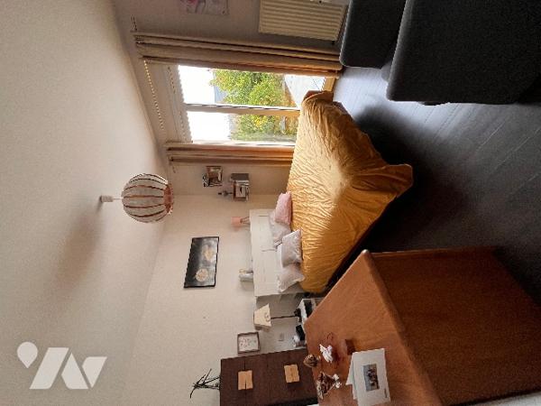 Pavillon avec au rez-de-chaussée : grande pièce de vie salle/salon + cuisine aménagée + 4 chambres