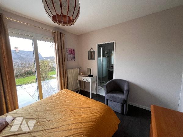 Pavillon avec au rez-de-chaussée : grande pièce de vie salle/salon + cuisine aménagée + 4 chambres