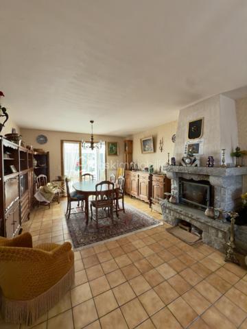 PIRIAC SUR MER, MAISON DE 120M2, 4 CHAMBRES À DEUX PAS DES COMMERCES,DE LA PLACE DU MARCHÉ ET DE L'OCÉAN.

EXCLUSIVITÉ BSK IMMOBILIER,
Venez découvrir cette maison idéalement située proche du centre bourg de cette commune prisée.
Elle se compose comme suit ; 
Une entrée avec placards donnant accès au salon/salle à manger traversant est/ouest et sa véranda de 10M2, une cuisine aménagée et équipée, une buanderie, une chambre de plus de 14M2 donnant sur le jardin, une salle de bain et des WC séparés.
À l'étage, un palier dessert 3 chambres, une salle d'eau, des WC séparés et un grenier aménageable.
Un garage attenant complète le bien édifié sur une parcelle de 1161M2 entièrement clôturée avec puit et dépendances.

Travaux de rafraichissement à prévoir.
Les plus du bien : 
-Emplacement privilégié
-Proche commerces et transports
-Exposition
-Potentiel agrandissement et de transformation des espaces
-5minutes à pieds de la mer