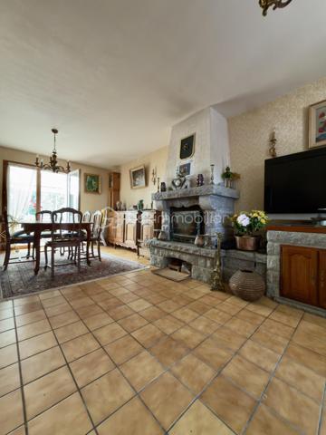 PIRIAC SUR MER, MAISON DE 120M2, 4 CHAMBRES À DEUX PAS DES COMMERCES,DE LA PLACE DU MARCHÉ ET DE L'OCÉAN.

EXCLUSIVITÉ BSK IMMOBILIER,
Venez découvrir cette maison idéalement située proche du centre bourg de cette commune prisée.
Elle se compose comme suit ; 
Une entrée avec placards donnant accès au salon/salle à manger traversant est/ouest et sa véranda de 10M2, une cuisine aménagée et équipée, une buanderie, une chambre de plus de 14M2 donnant sur le jardin, une salle de bain et des WC séparés.
À l'étage, un palier dessert 3 chambres, une salle d'eau, des WC séparés et un grenier aménageable.
Un garage attenant complète le bien édifié sur une parcelle de 1161M2 entièrement clôturée avec puit et dépendances.

Travaux de rafraichissement à prévoir.
Les plus du bien : 
-Emplacement privilégié
-Proche commerces et transports
-Exposition
-Potentiel agrandissement et de transformation des espaces
-5minutes à pieds de la mer