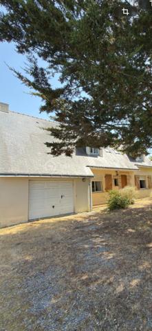 PIRIAC SUR MER, MAISON DE 120M2, 4 CHAMBRES À DEUX PAS DES COMMERCES,DE LA PLACE DU MARCHÉ ET DE L'OCÉAN.

EXCLUSIVITÉ BSK IMMOBILIER,
Venez découvrir cette maison idéalement située proche du centre bourg de cette commune prisée.
Elle se compose comme suit ; 
Une entrée avec placards donnant accès au salon/salle à manger traversant est/ouest et sa véranda de 10M2, une cuisine aménagée et équipée, une buanderie, une chambre de plus de 14M2 donnant sur le jardin, une salle de bain et des WC séparés.
À l'étage, un palier dessert 3 chambres, une salle d'eau, des WC séparés et un grenier aménageable.
Un garage attenant complète le bien édifié sur une parcelle de 1161M2 entièrement clôturée avec puit et dépendances.

Travaux de rafraichissement à prévoir.
Les plus du bien : 
-Emplacement privilégié
-Proche commerces et transports
-Exposition
-Potentiel agrandissement et de transformation des espaces
-5minutes à pieds de la mer