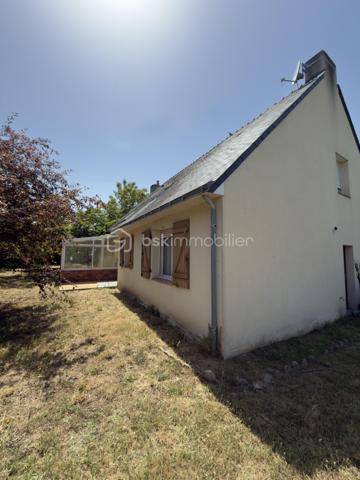 PIRIAC SUR MER, MAISON DE 120M2, 4 CHAMBRES À DEUX PAS DES COMMERCES,DE LA PLACE DU MARCHÉ ET DE L'OCÉAN.

EXCLUSIVITÉ BSK IMMOBILIER,
Venez découvrir cette maison idéalement située proche du centre bourg de cette commune prisée.
Elle se compose comme suit ; 
Une entrée avec placards donnant accès au salon/salle à manger traversant est/ouest et sa véranda de 10M2, une cuisine aménagée et équipée, une buanderie, une chambre de plus de 14M2 donnant sur le jardin, une salle de bain et des WC séparés.
À l'étage, un palier dessert 3 chambres, une salle d'eau, des WC séparés et un grenier aménageable.
Un garage attenant complète le bien édifié sur une parcelle de 1161M2 entièrement clôturée avec puit et dépendances.

Travaux de rafraichissement à prévoir.
Les plus du bien : 
-Emplacement privilégié
-Proche commerces et transports
-Exposition
-Potentiel agrandissement et de transformation des espaces
-5minutes à pieds de la mer