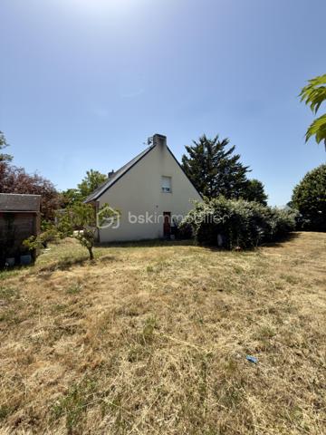PIRIAC SUR MER, MAISON DE 120M2, 4 CHAMBRES À DEUX PAS DES COMMERCES,DE LA PLACE DU MARCHÉ ET DE L'OCÉAN.

EXCLUSIVITÉ BSK IMMOBILIER,
Venez découvrir cette maison idéalement située proche du centre bourg de cette commune prisée.
Elle se compose comme suit ; 
Une entrée avec placards donnant accès au salon/salle à manger traversant est/ouest et sa véranda de 10M2, une cuisine aménagée et équipée, une buanderie, une chambre de plus de 14M2 donnant sur le jardin, une salle de bain et des WC séparés.
À l'étage, un palier dessert 3 chambres, une salle d'eau, des WC séparés et un grenier aménageable.
Un garage attenant complète le bien édifié sur une parcelle de 1161M2 entièrement clôturée avec puit et dépendances.

Travaux de rafraichissement à prévoir.
Les plus du bien : 
-Emplacement privilégié
-Proche commerces et transports
-Exposition
-Potentiel agrandissement et de transformation des espaces
-5minutes à pieds de la mer