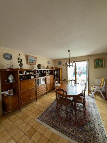 PIRIAC SUR MER, MAISON DE 120M2, 4 CHAMBRES À DEUX PAS DES COMMERCES,DE LA PLACE DU MARCHÉ ET DE L'OCÉAN.

EXCLUSIVITÉ BSK IMMOBILIER,
Venez découvrir cette maison idéalement située proche du centre bourg de cette commune prisée.
Elle se compose comme suit ; 
Une entrée avec placards donnant accès au salon/salle à manger traversant est/ouest et sa véranda de 10M2, une cuisine aménagée et équipée, une buanderie, une chambre de plus de 14M2 donnant sur le jardin, une salle de bain et des WC séparés.
À l'étage, un palier dessert 3 chambres, une salle d'eau, des WC séparés et un grenier aménageable.
Un garage attenant complète le bien édifié sur une parcelle de 1161M2 entièrement clôturée avec puit et dépendances.

Travaux de rafraichissement à prévoir.
Les plus du bien : 
-Emplacement privilégié
-Proche commerces et transports
-Exposition
-Potentiel agrandissement et de transformation des espaces
-5minutes à pieds de la mer