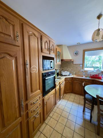 PIRIAC SUR MER, MAISON DE 120M2, 4 CHAMBRES À DEUX PAS DES COMMERCES,DE LA PLACE DU MARCHÉ ET DE L'OCÉAN.

EXCLUSIVITÉ BSK IMMOBILIER,
Venez découvrir cette maison idéalement située proche du centre bourg de cette commune prisée.
Elle se compose comme suit ; 
Une entrée avec placards donnant accès au salon/salle à manger traversant est/ouest et sa véranda de 10M2, une cuisine aménagée et équipée, une buanderie, une chambre de plus de 14M2 donnant sur le jardin, une salle de bain et des WC séparés.
À l'étage, un palier dessert 3 chambres, une salle d'eau, des WC séparés et un grenier aménageable.
Un garage attenant complète le bien édifié sur une parcelle de 1161M2 entièrement clôturée avec puit et dépendances.

Travaux de rafraichissement à prévoir.
Les plus du bien : 
-Emplacement privilégié
-Proche commerces et transports
-Exposition
-Potentiel agrandissement et de transformation des espaces
-5minutes à pieds de la mer